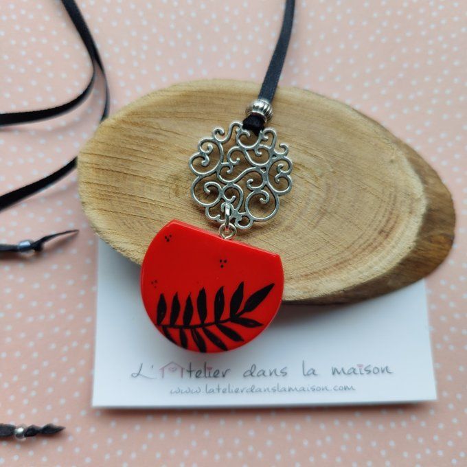 Collier rouge et feuillage noir arabesque