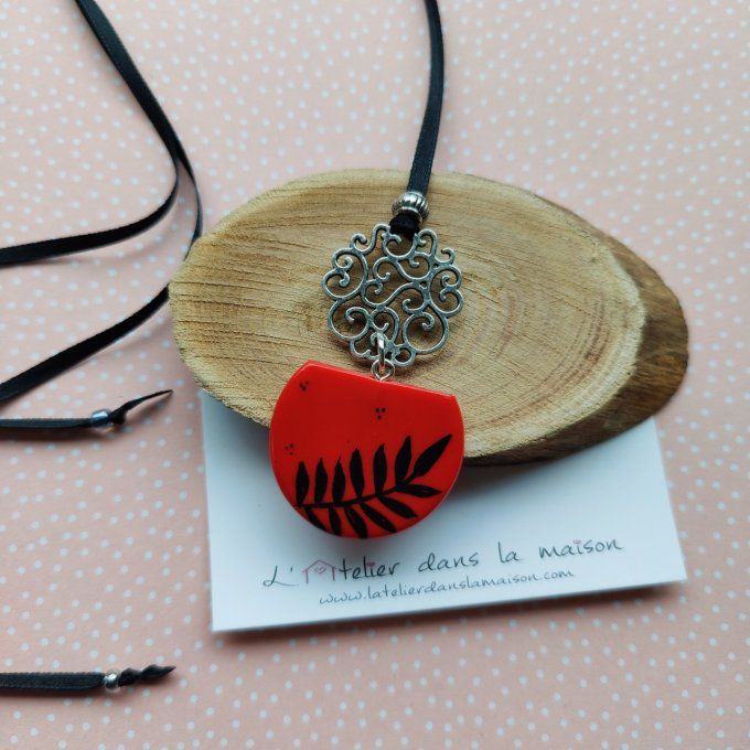 Collier femme rouge et feuillage noir arabesque