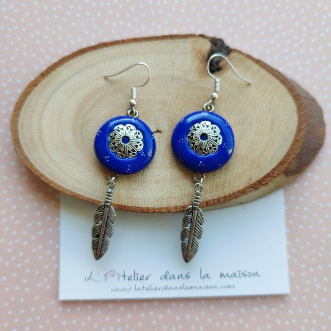 boucles bleues rondes et plumes