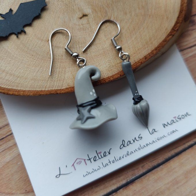 Boucles d'oreilles balai et chapeau de sorcière gris