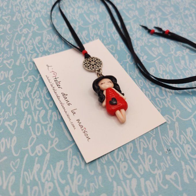 Collier poupée robe rouge et coeur