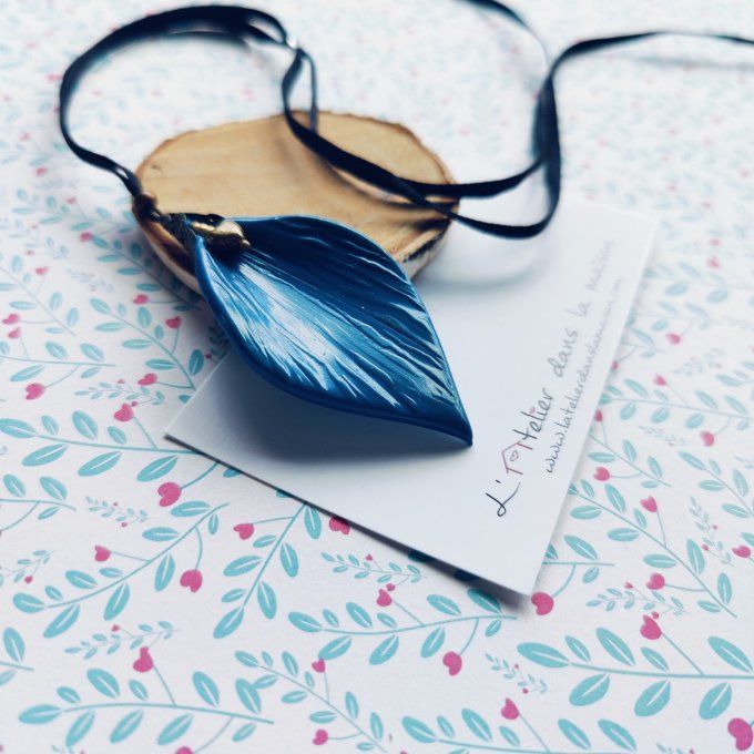 Collier plume ou feuille bleu