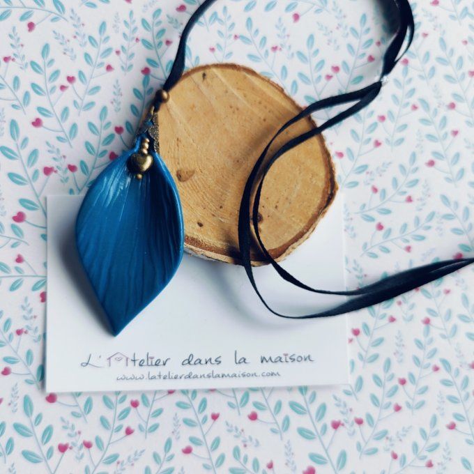 Collier plume ou feuille bleu