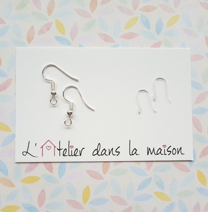 Boucles d'oreilles coeurs roses et breloque plume 